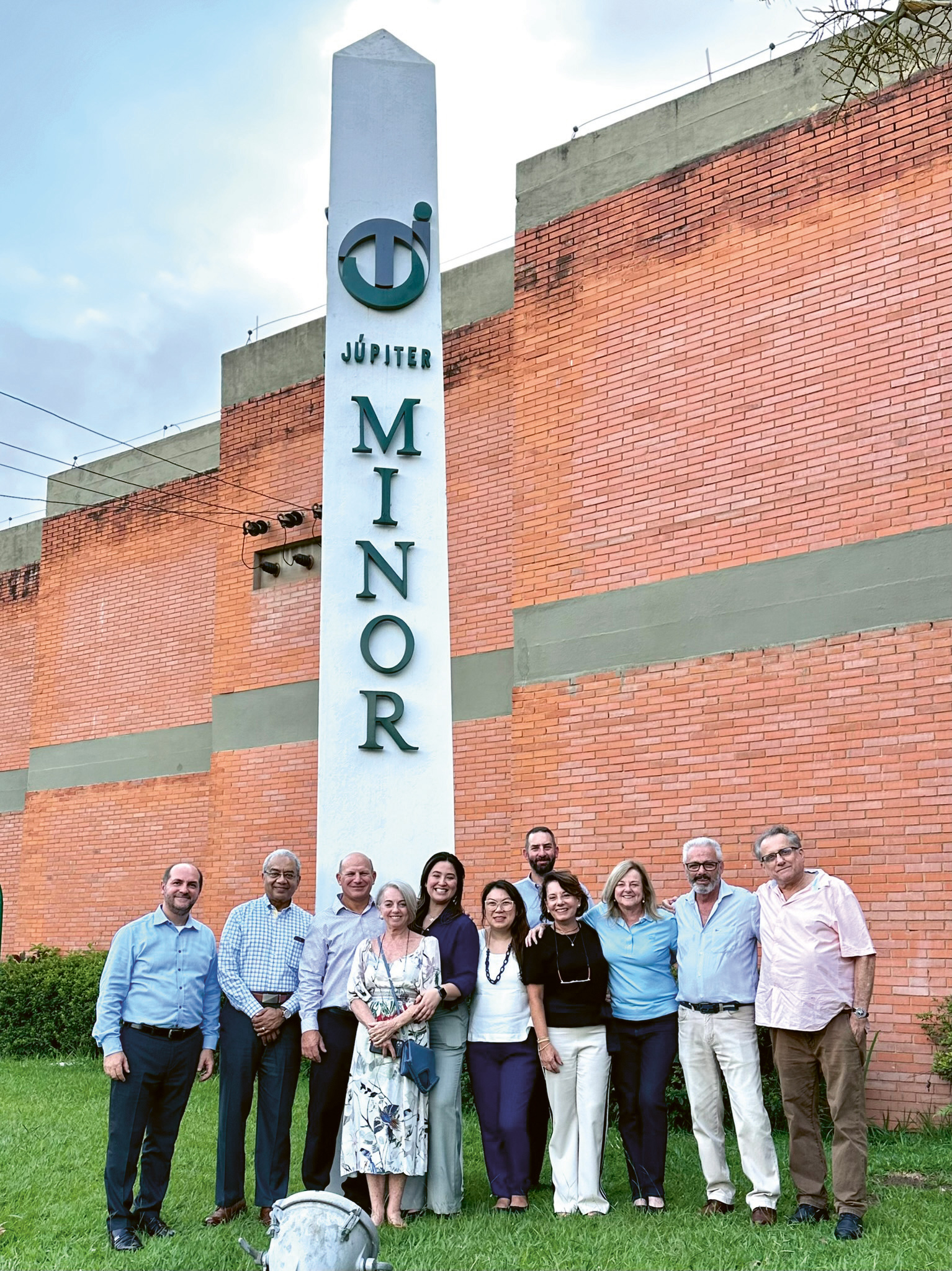 Menschen stehen vor Minor Jupiter Menschen stehen vor Minor Jupiter