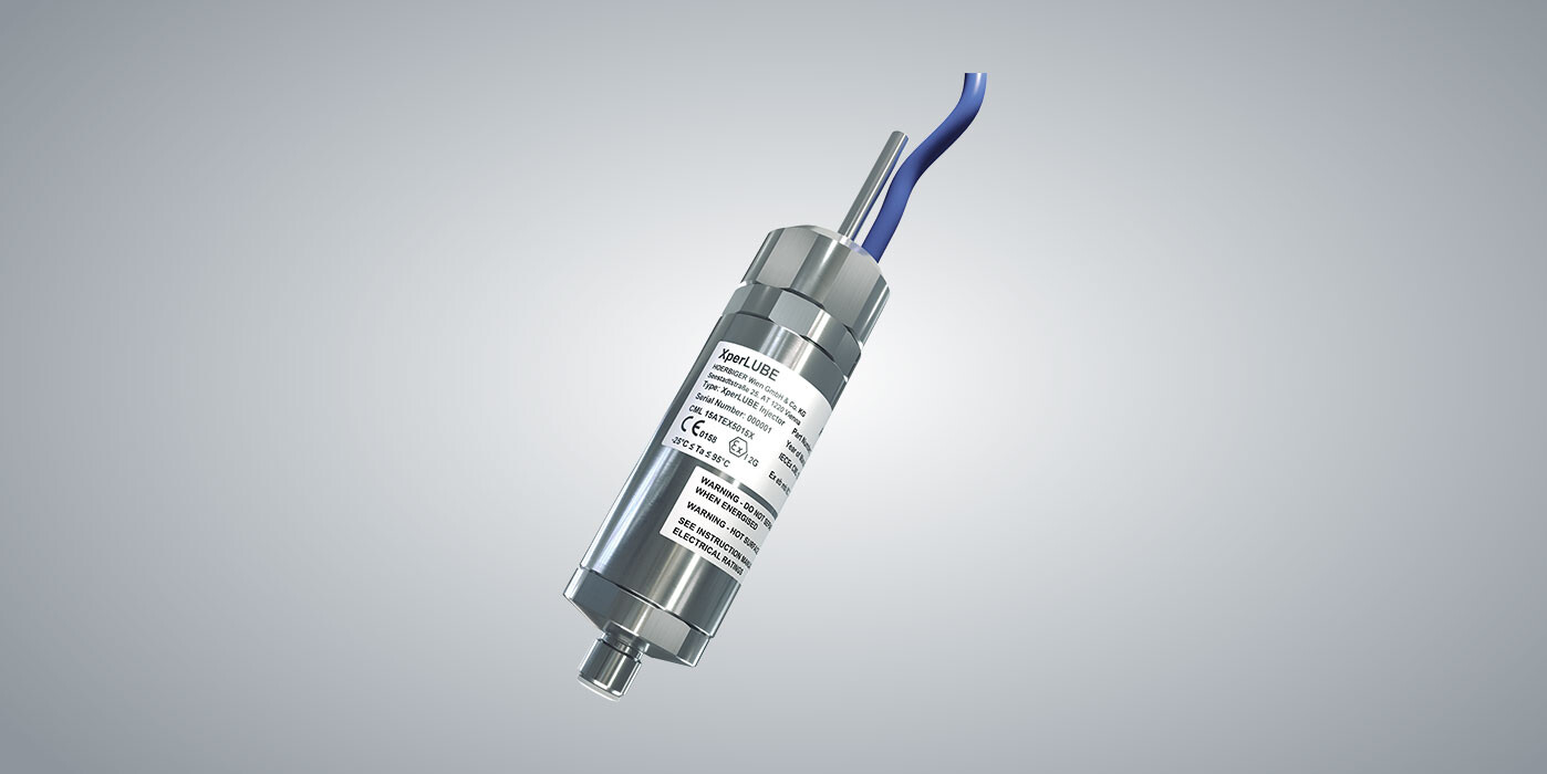XperLUBE - Digital Commonrail Lubrication XperLUBE system figure with a refinery in the background
